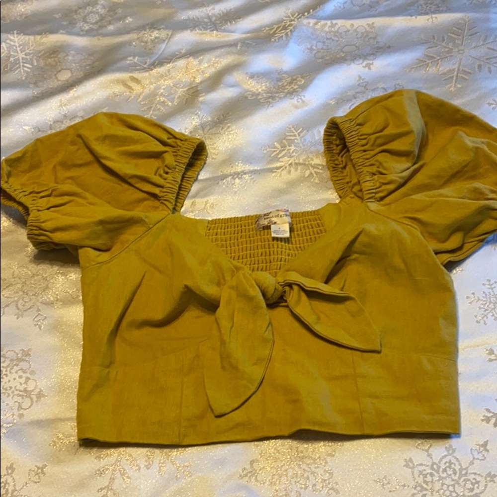 Yellow puffy sleeves crop top